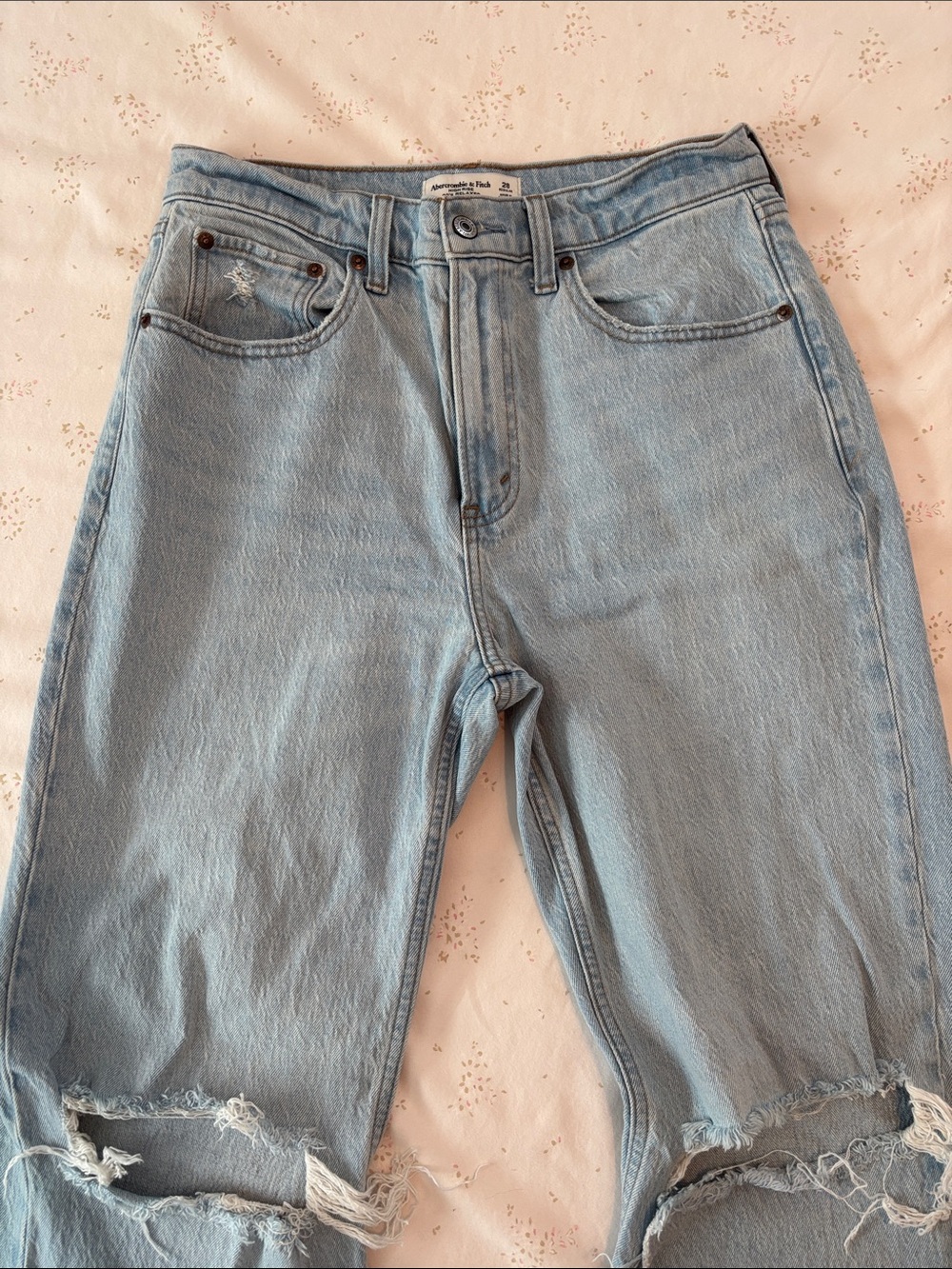 ABERCROMBIE & FITCH HIGH RISE LIGHT WASH JEANS in Size 28R